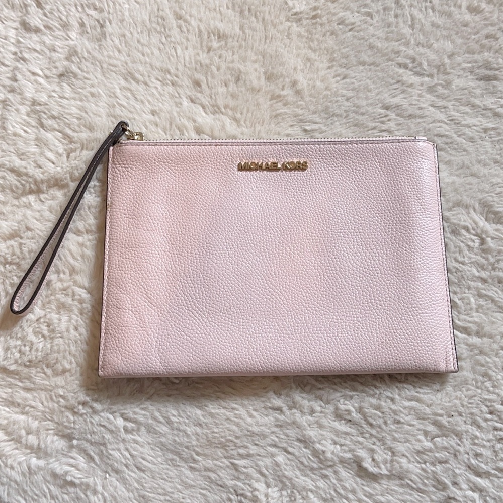 Michael Kors light pink Wrislet Wallet Excellent Conditon